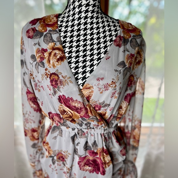 Maurices floral ruched dress 🤍 - Picture 3 of 6